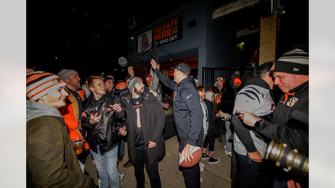 Bengals' Zac Taylor hits Cincinnati bar to deliver game ball to