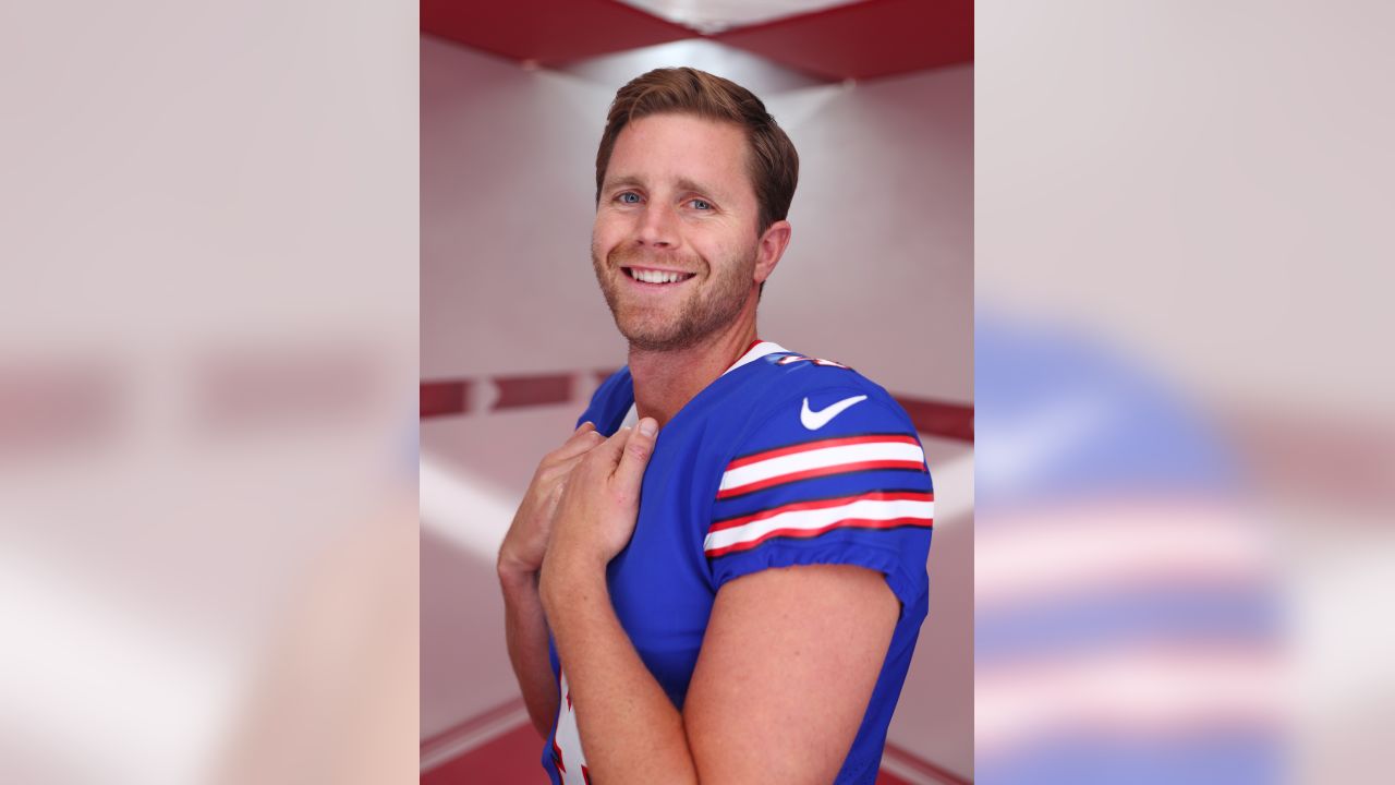 Buffalo Bills quarterback Davis Webb throws during warmups before the first  half of a preseason NFL football game, Friday, Aug. 13, 2021, in Detroit.  (AP Photo/Paul Sancya Stock Photo - Alamy