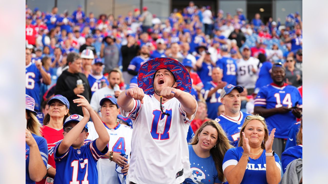 Tennessee Titans vs. Buffalo Bills. Fans support on NFL Game. Silhouette of  supporters, big screen with two rivals in background Stock Photo - Alamy