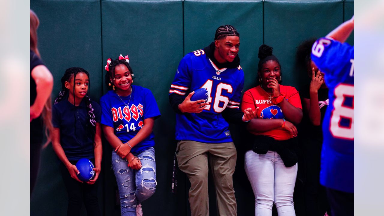 Von Miller, Dion Dawkins entertain kids to kick off Bills' Huddle for  Hunger week