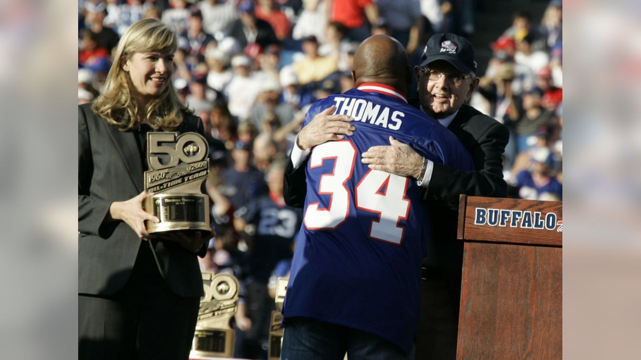 Thurman Thomas signed a one-day contract to retire as a legendary member of  the Buffalo Bills. The story…