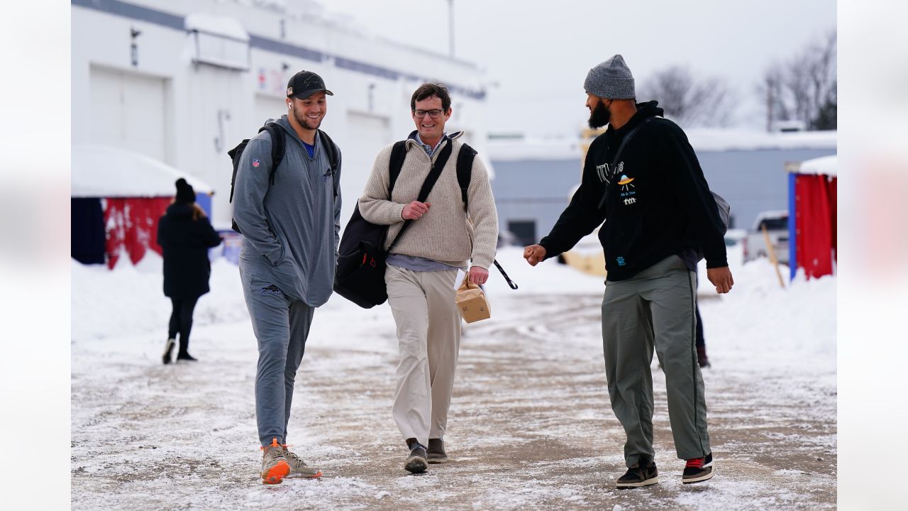 Buffalo Bills players get dug out of snow to take on Cleveland Browns