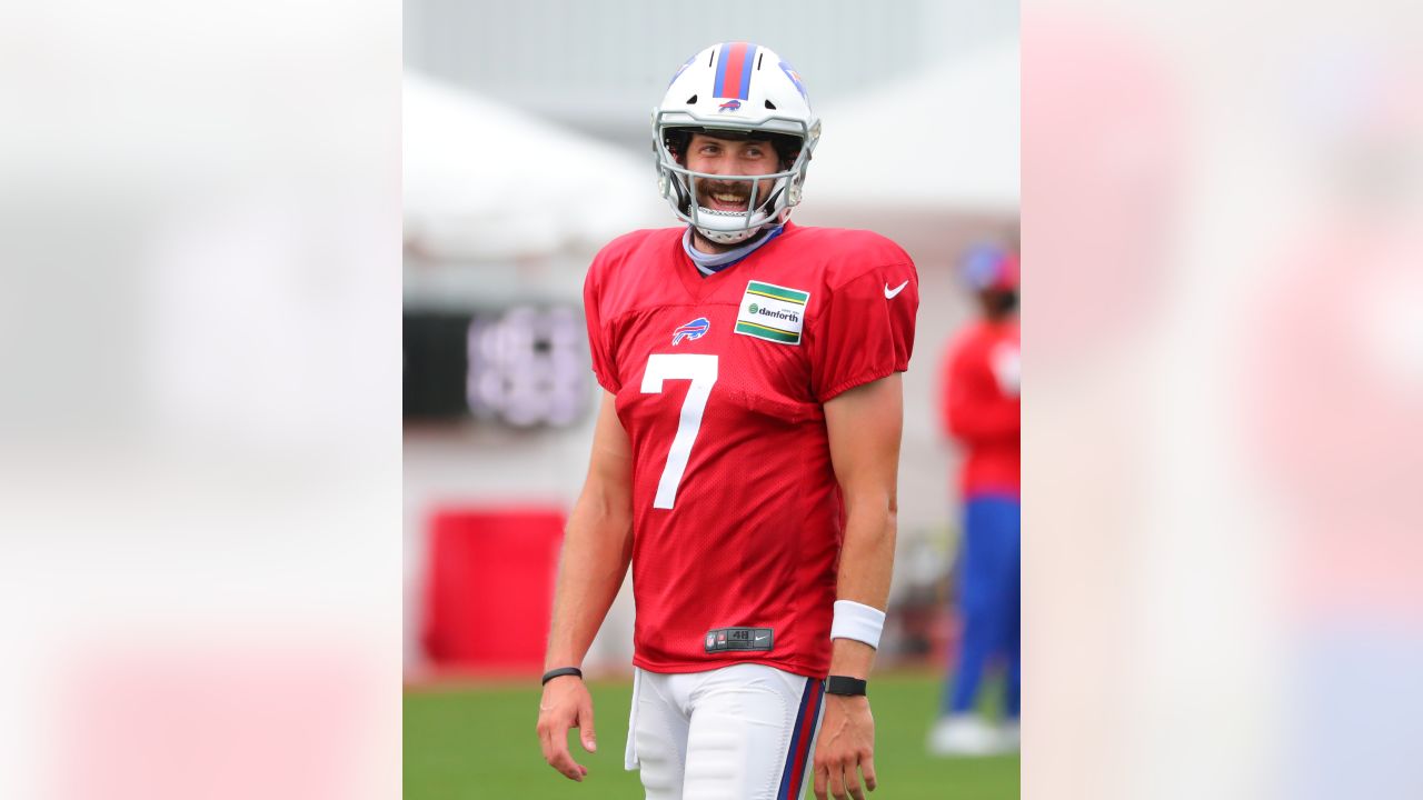 Bills Fans Buzzing at Dawson Knox Red Helmet Picture on IG