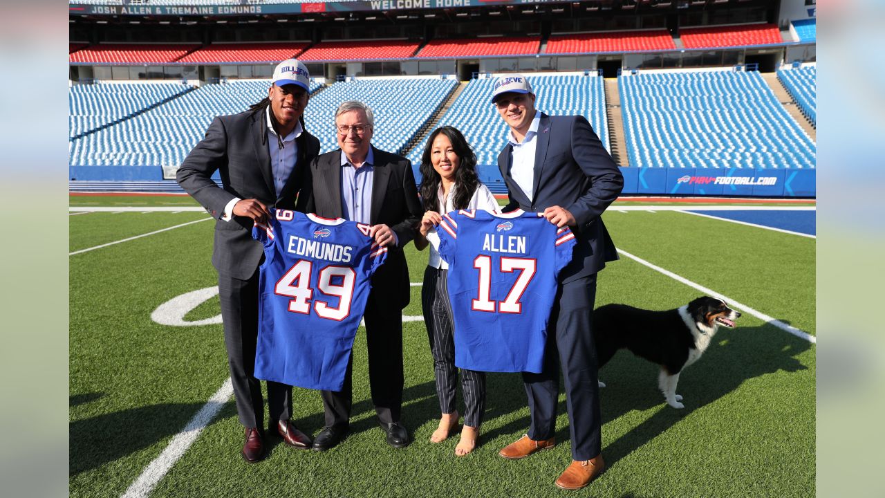 Bills co-owner Kim Pegula chats with Josh Allen