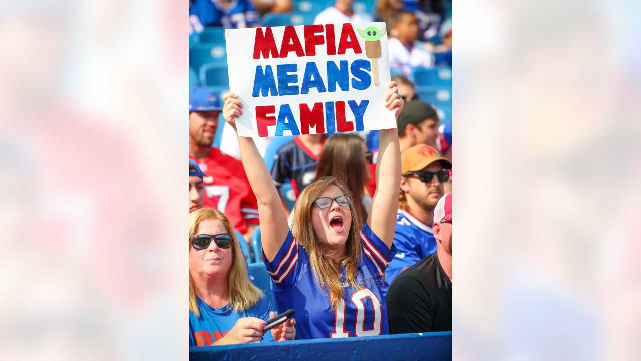 You feel the energy': Thousands of Buffalo Bills fans on hand for training  camp