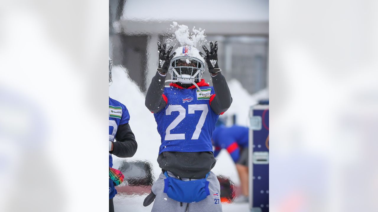 Buffalo Bills' Tre'Davious White sneaks a peak at Baltimore Ravens