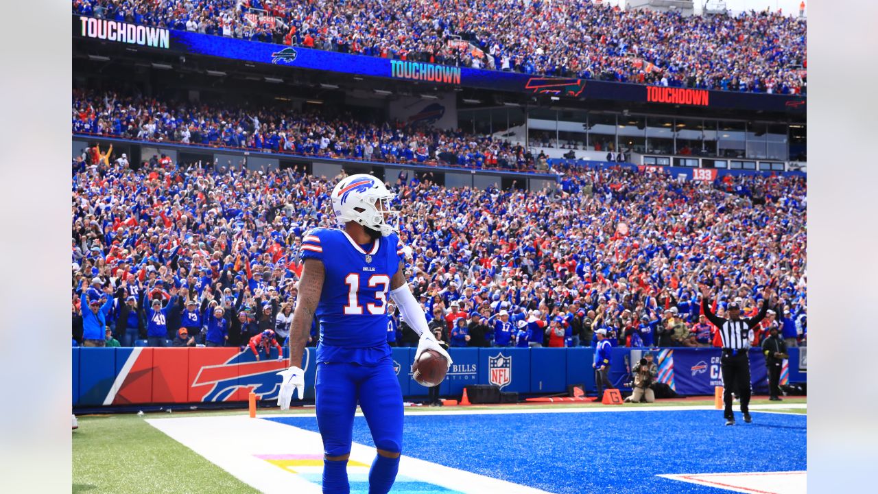 KANSAS CITY, MO - OCTOBER 16: Buffalo Bills running back James Cook (28)  catches a ball before an NFL game between the Buffalo Bills and Kansas City  Chiefs on October 16, 2022