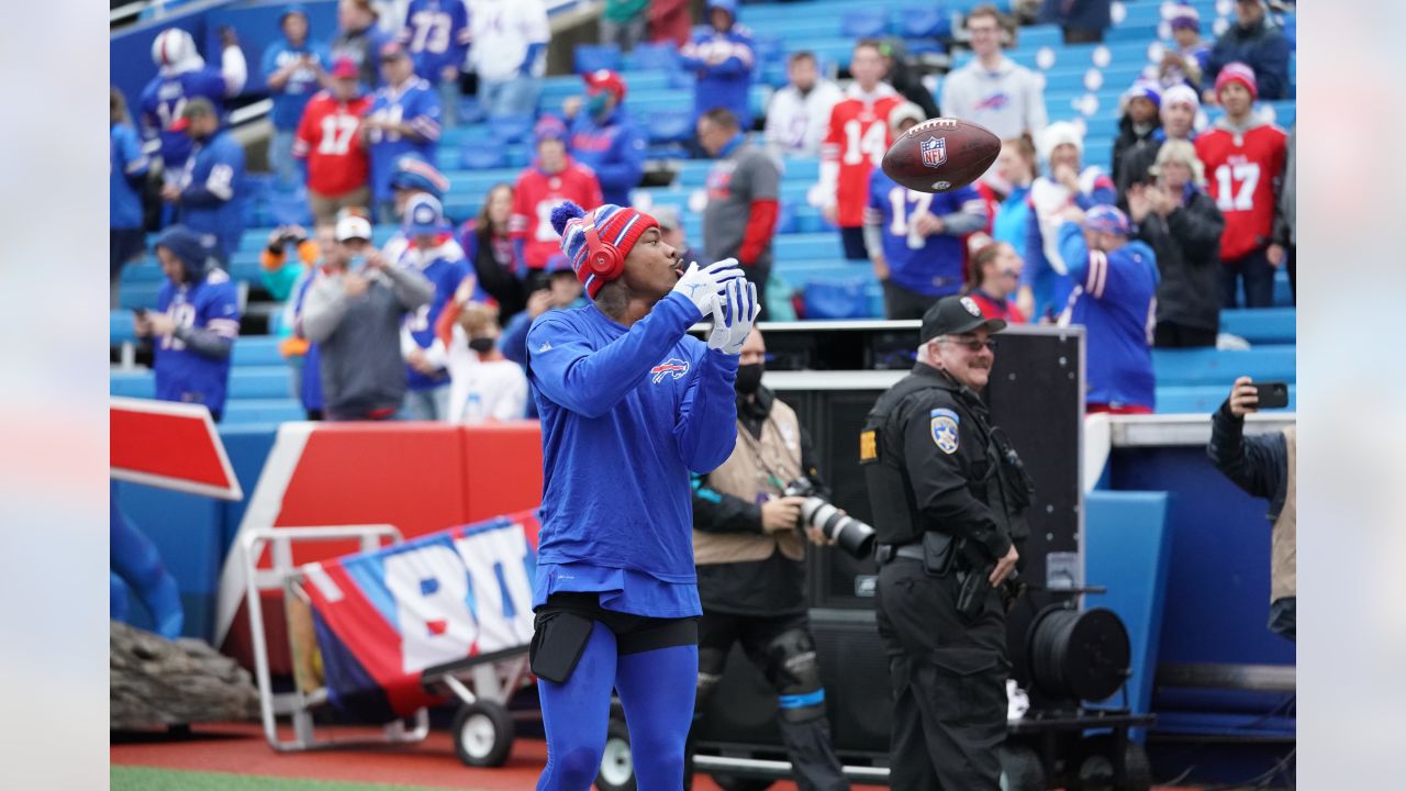 Josh Allen wears Phil Mickelson costume and then tees off on Dolphins