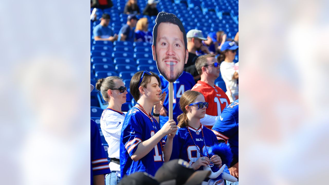 BUFFALO, USA, JANUARY 10, 2023: Miami Dolphins vs. Buffalo Bills. NFL Wild  Card Round 2023, Silhouette of fans supporting the team and cheering for th  Stock Photo - Alamy