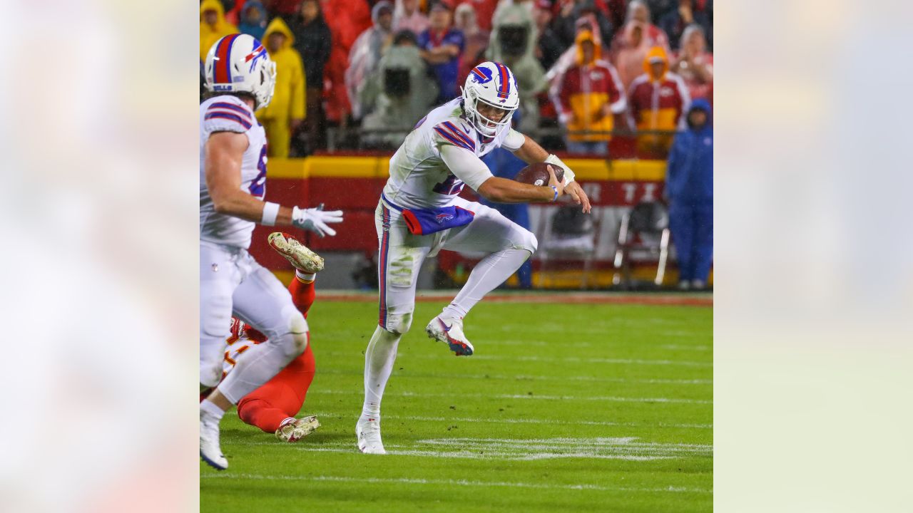 : Buffalo Bills Quarterback Josh Allen Hurdles over Defenders  During An AFC match up 8x10 Action Photo Picture : Sports & Outdoors