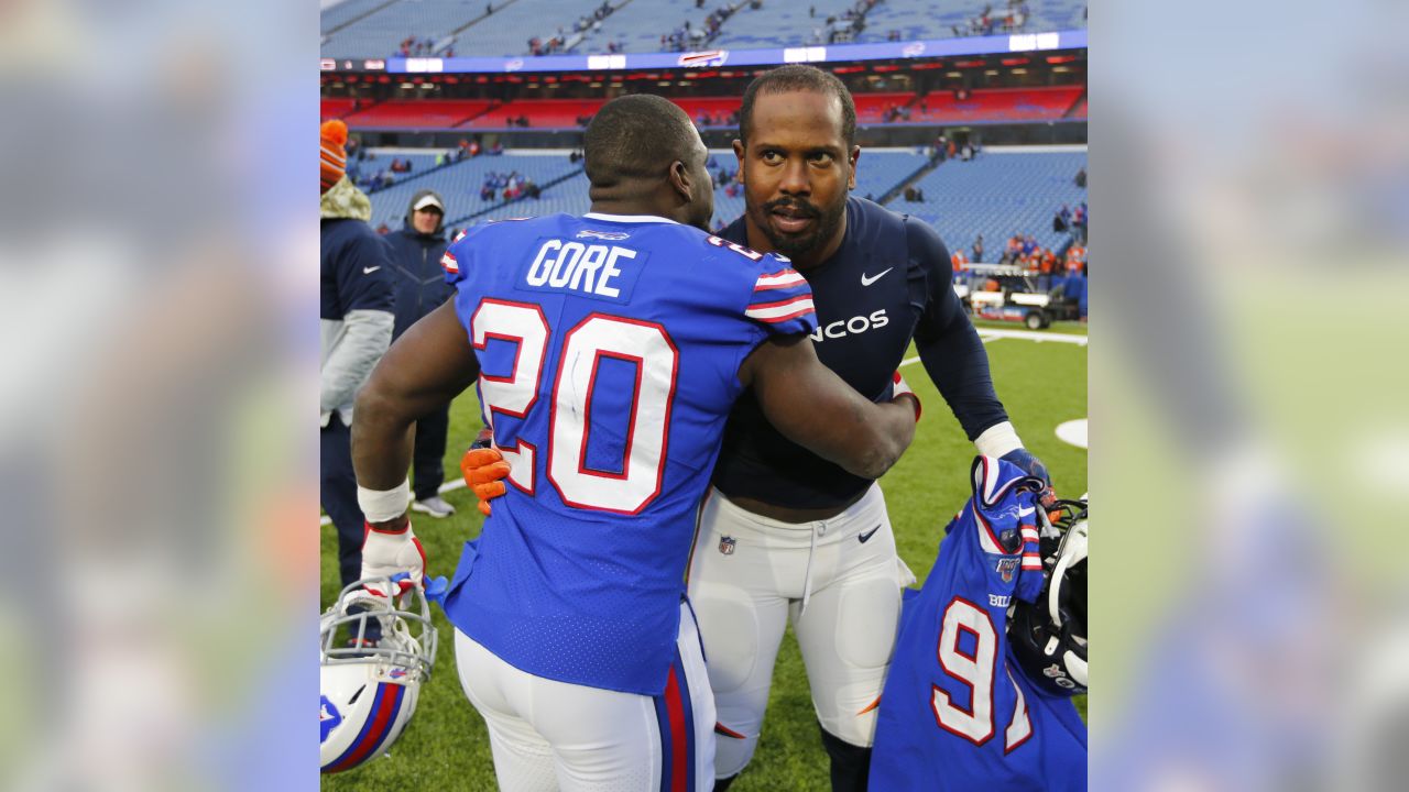 Buffalo Bills running back Frank Gore (20) runs the ball in the