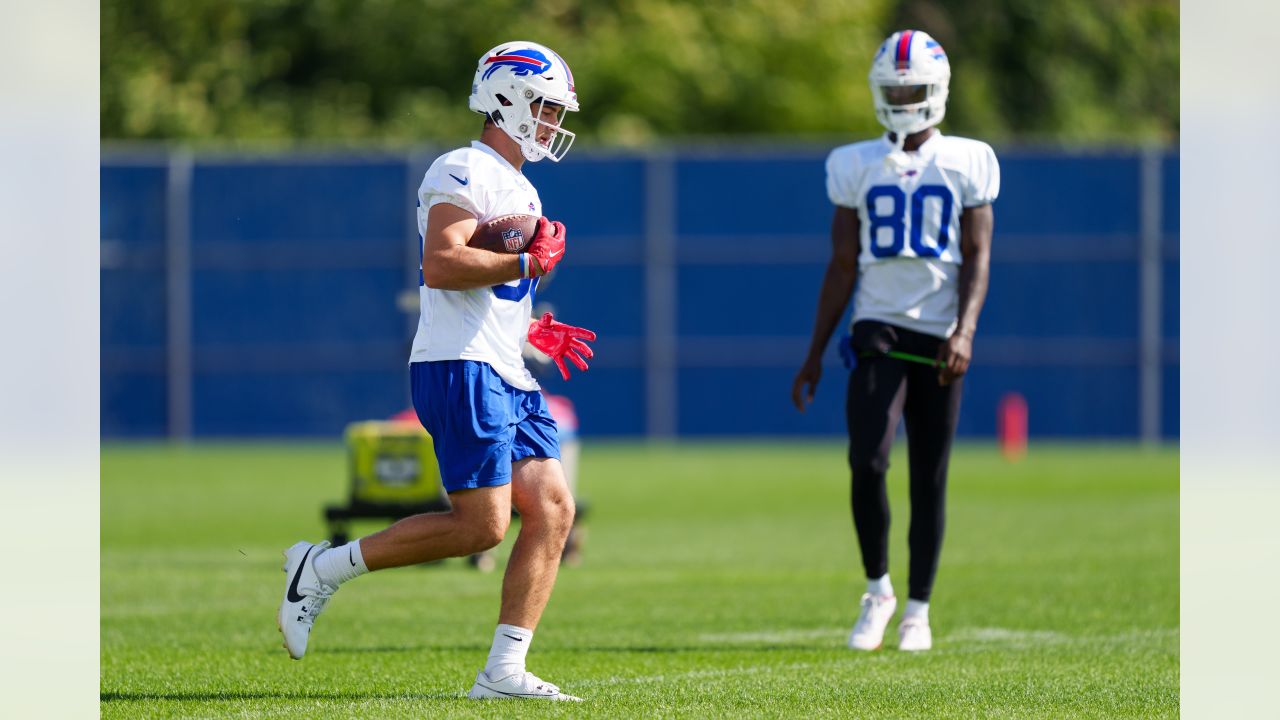 Buffalo Bills' Stevie Johnson (13) with fans during NFL football training  camp in Pittsford, N.Y., Thursday, July 26, 2012. (AP Photo/David Duprey  Stock Photo - Alamy