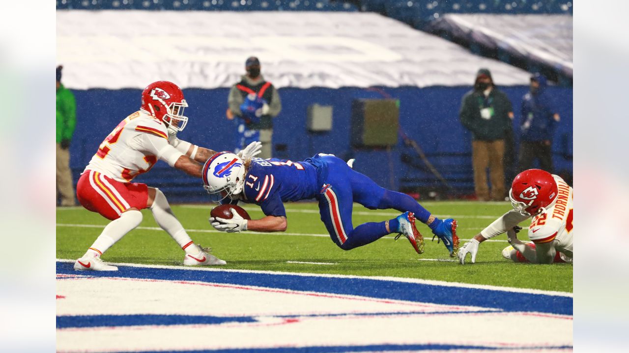 Buffalo Bills' Dion Dawkins rocks Sabres jersey on game day