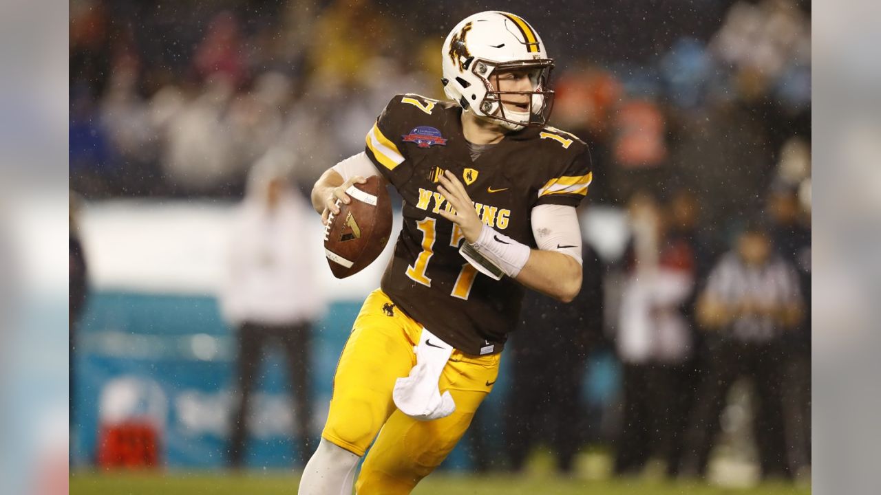 Wyoming fans pack Laramie bar to cheer for QB Josh Allen at NFL