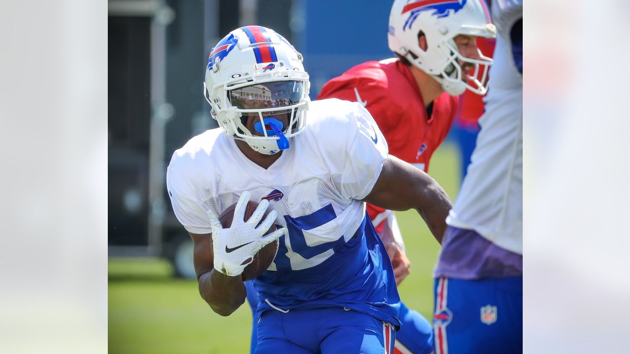 Bruce Smith stops by Bills practice, works with edge rushers