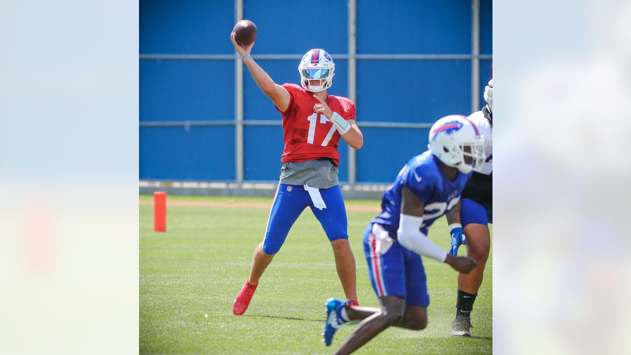 Bruce Smith stops by Bills practice, works with edge rushers