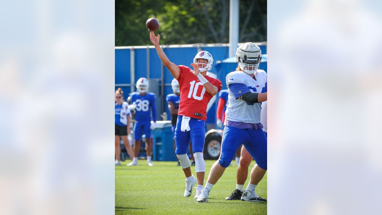 Buffalo Bills quarterback's Mitchell Trubisky (10), Jake Fromm (4