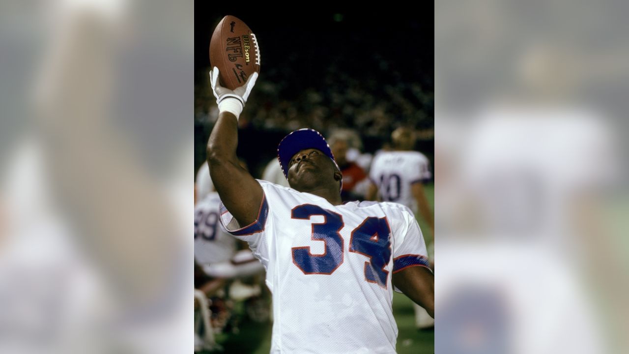 Thurman Thomas signed a one-day contract to retire as a legendary member of  the Buffalo Bills. The story…