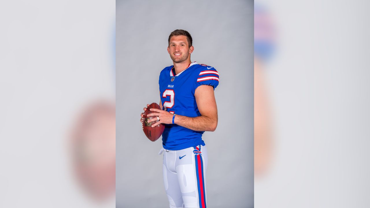 Foxborough, Massachusetts, USA. 21st Dec, 2019. Buffalo Bills punter Corey  Bojorquez (9) warms up before the NFL football game between the Buffalo  Bills and the New England Patriots at Gillette Stadium, in