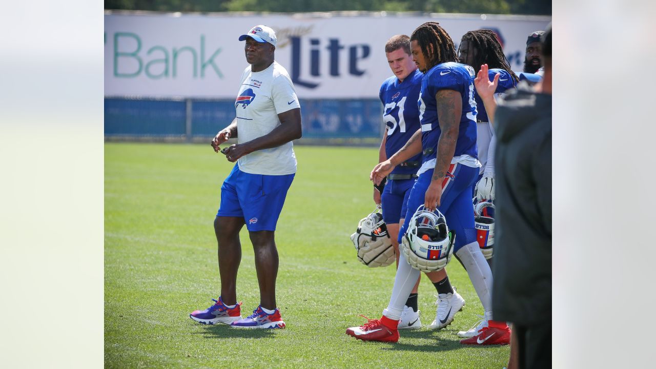 Bruce Smith stops by Bills practice, works with edge rushers