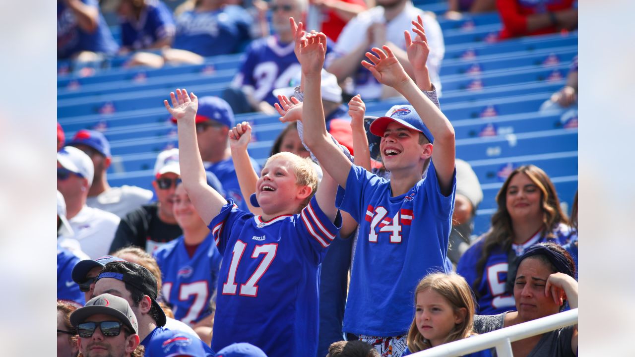 Bills fans brave the heat at training camp