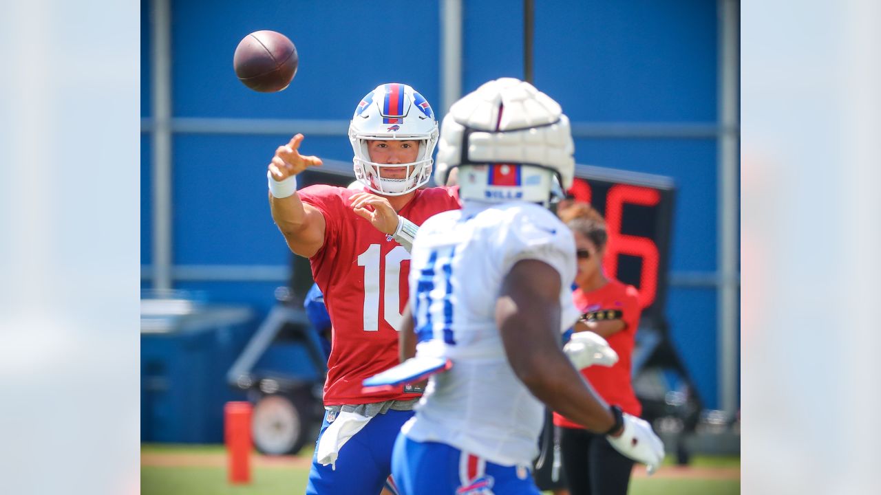 Bruce Smith attends Bills practice, gives thoughts on Greg