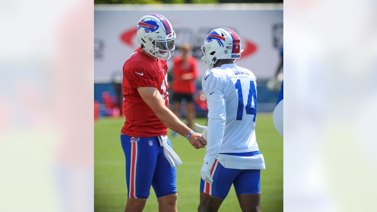 Bruce Smith stops by Bills practice, works with edge rushers