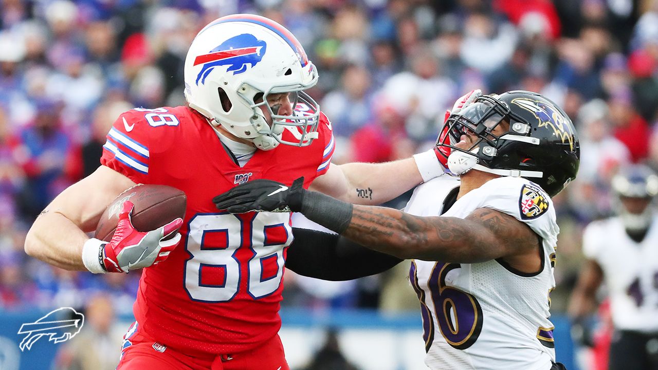 Buffalo Bills training camp: Lorenzo Alexander lends a helping hand