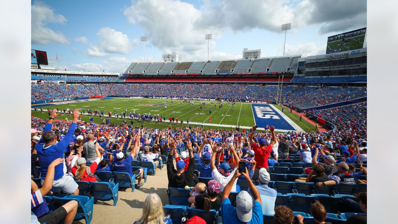 Bills fans brave the heat at training camp