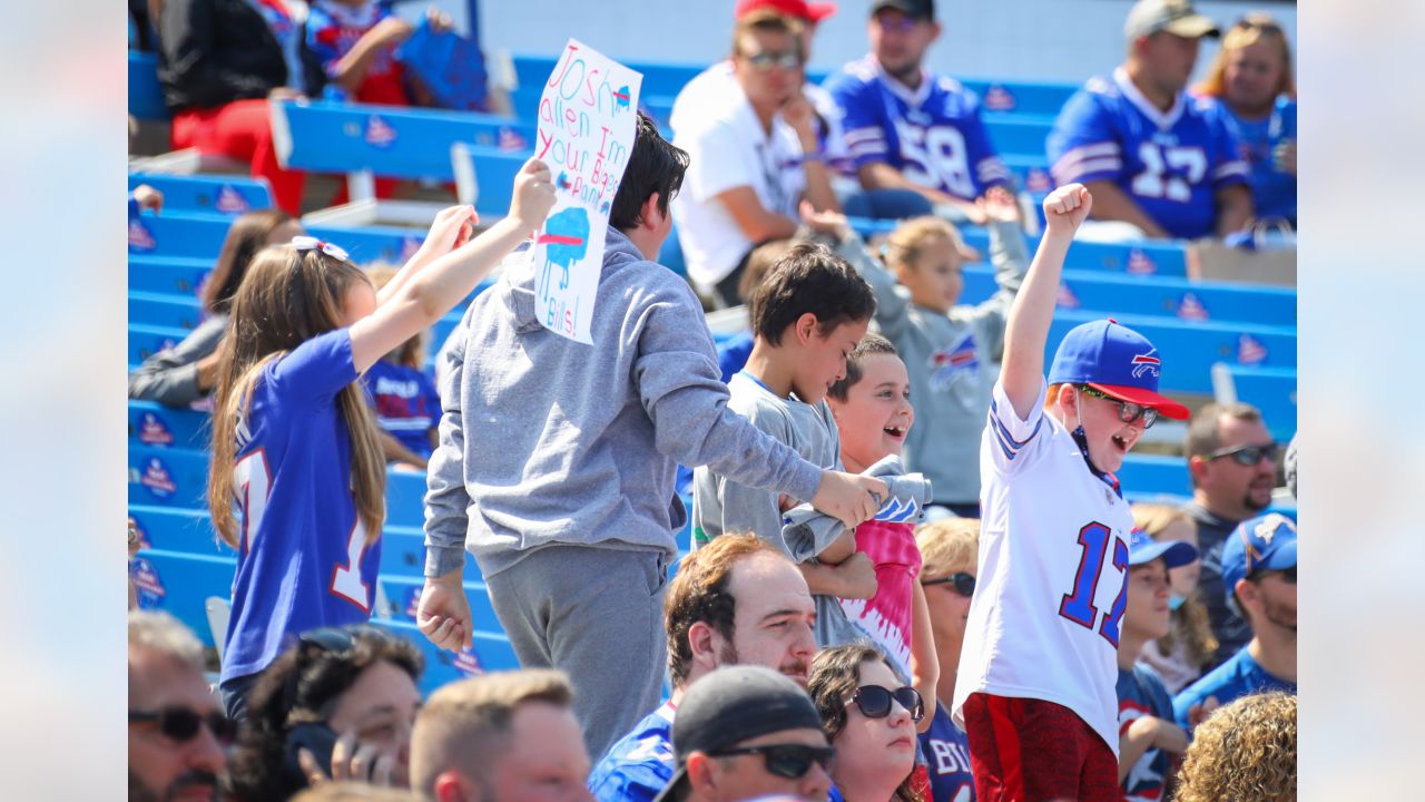 Bills fans brave the heat at training camp