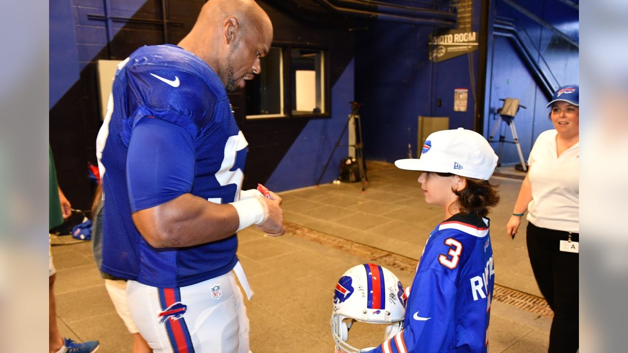 Lorenzo Alexander visits Bills training camp, praises team and