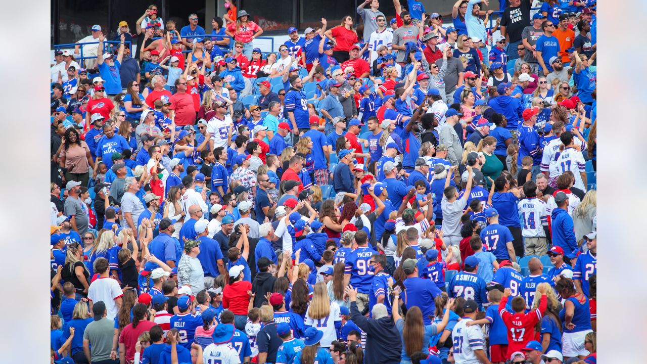 You feel the energy': Thousands of Buffalo Bills fans on hand for training  camp