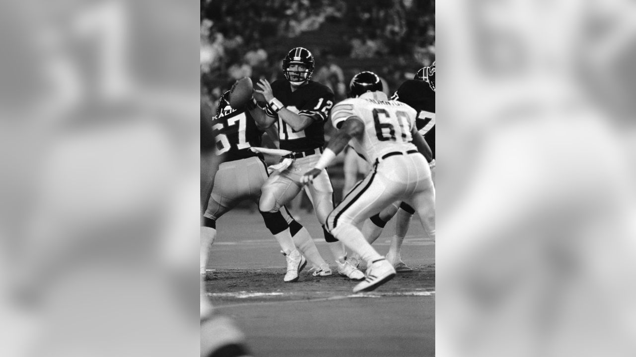 Feb. 24, 1985: Jim Kelly throws for 574 yards with Houston Gamblers