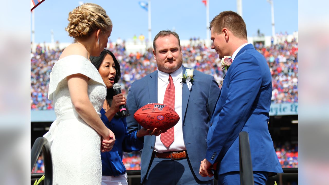 Couple gets married at halftime of Buffalo Bills game in NFL wedding