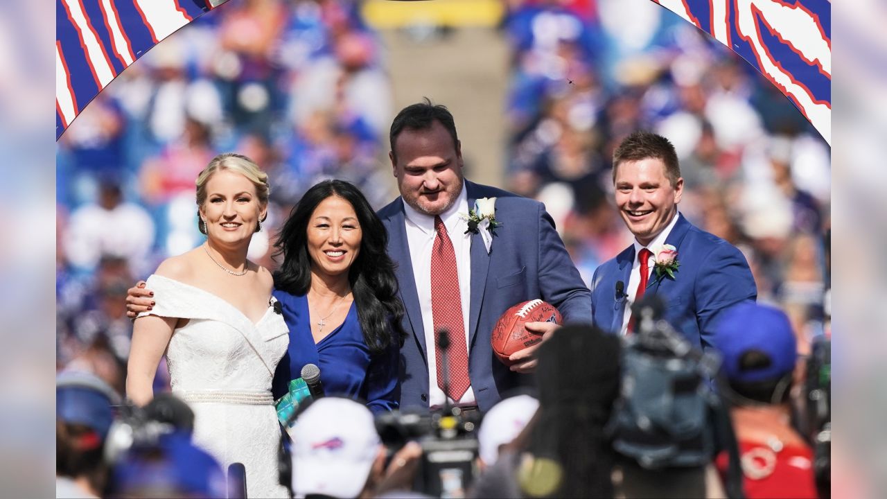 Couple gets married at halftime of Buffalo Bills game in NFL wedding