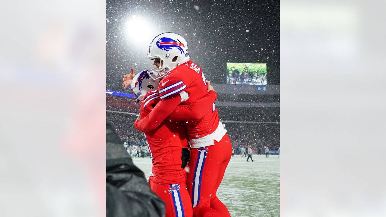 In snowy finish, Bills rally to beat Dolphins 32-29 on Tyler Bass' game-winning  FG