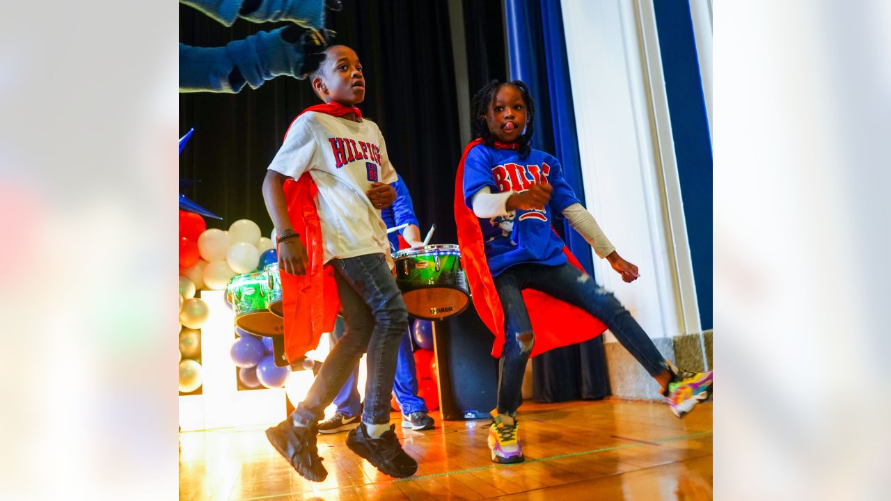 Von Miller, Dion Dawkins entertain kids to kick off Bills' Huddle for  Hunger week