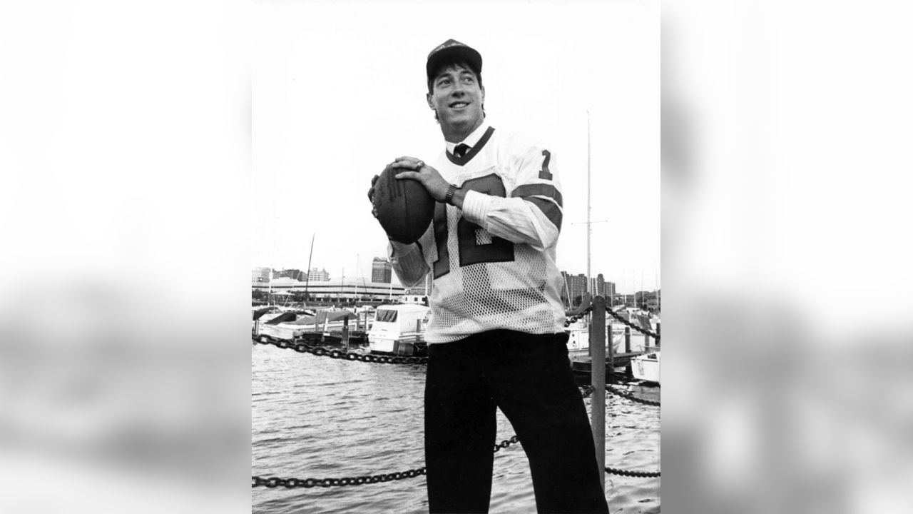 Jim Kelly Buffalo Bills Unsigned Set to Pass Photograph