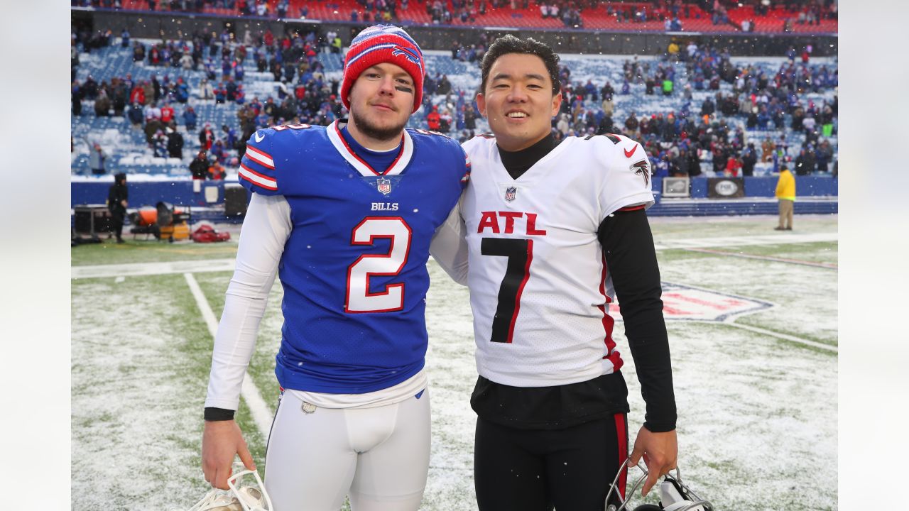 Bills Mafia waited at the airport at 2 a.m. in 25-degree temps to greet the  Bills after clinching playoff spot, This is the Loop