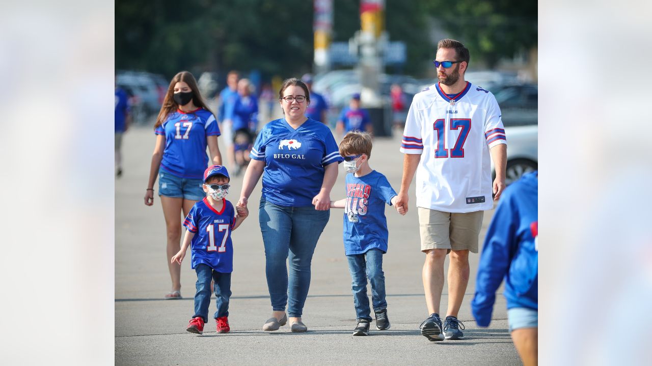 You feel the energy': Thousands of Buffalo Bills fans on hand for training  camp