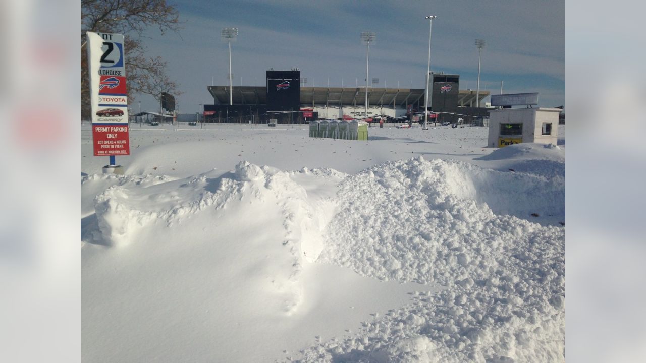 Bills remove snow from Ralph Wilson Stadium, will play Week 13 at home 