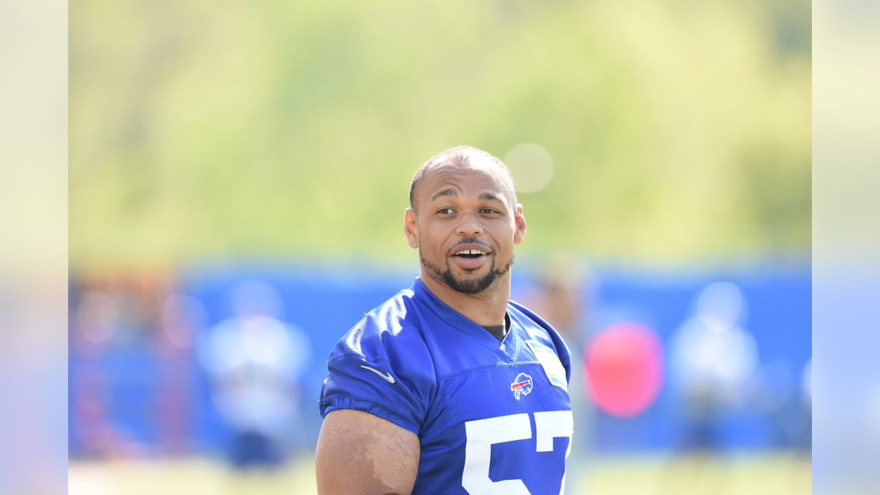 Buffalo Bills training camp: Lorenzo Alexander lends a helping hand