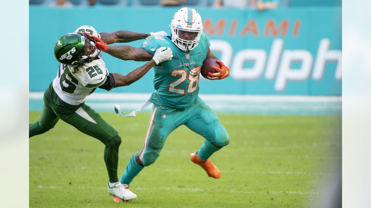 Buffalo Bills running back Duke Johnson (22) attempts to avoid the