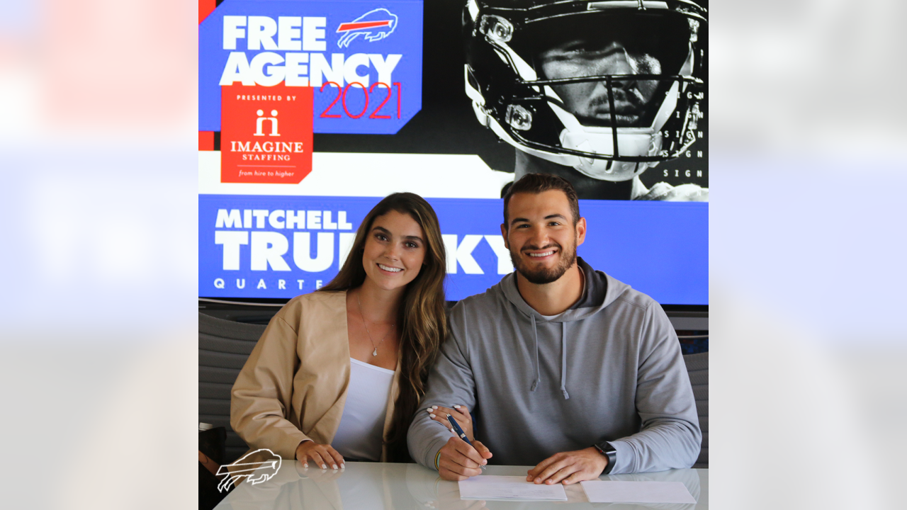 Jacob Hollister and Josh Allen Buffalo Bills teammates at Wyoming