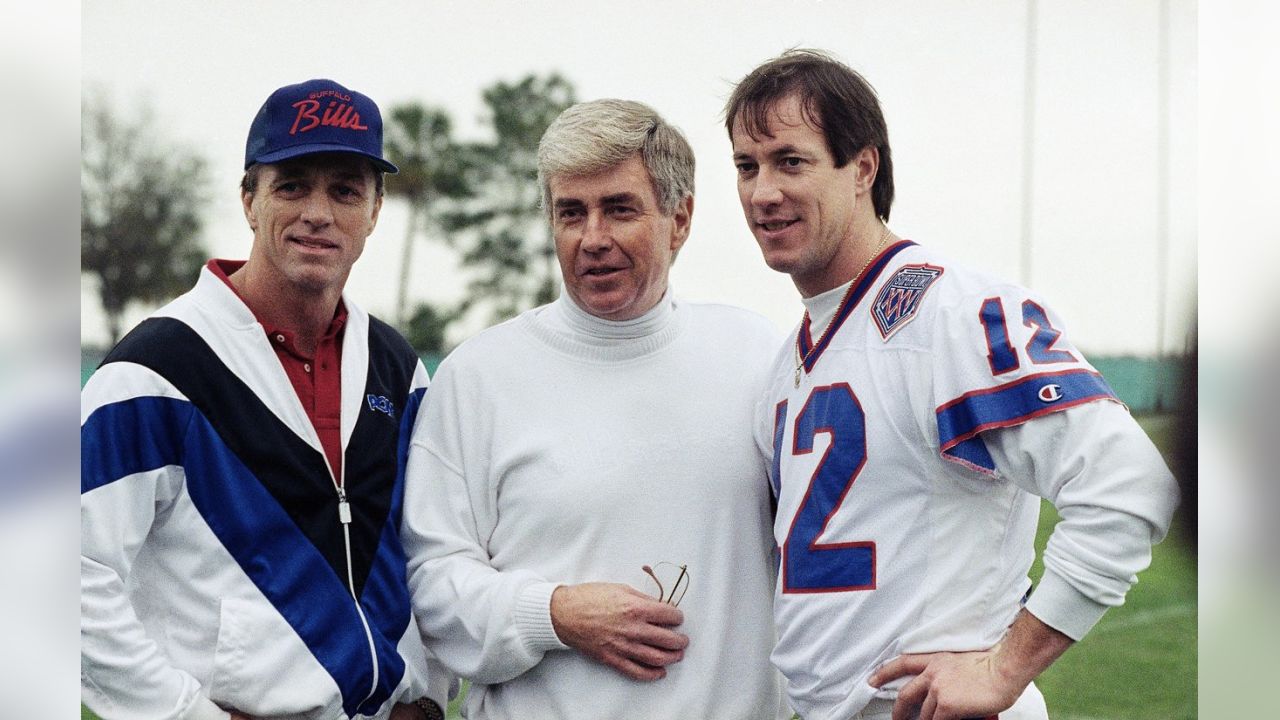 Buffalo Bills QB Jack Kemp at line of scrimmage during game vs San News  Photo - Getty Images