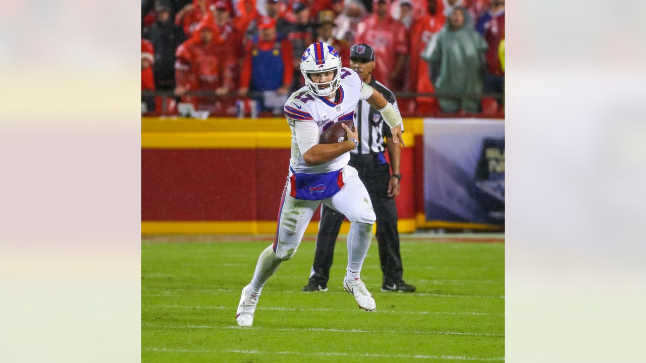 Josh Allen leaps for spectacular hurdle over Chiefs' L'Jarius Sneed