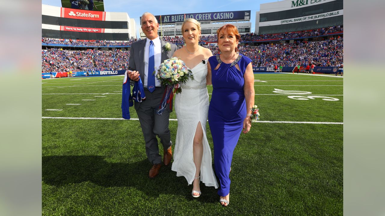 Couple gets married at halftime of Buffalo Bills game in NFL wedding