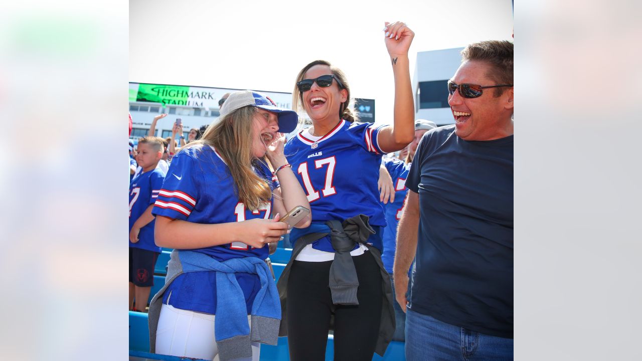 You feel the energy': Thousands of Buffalo Bills fans on hand for training  camp