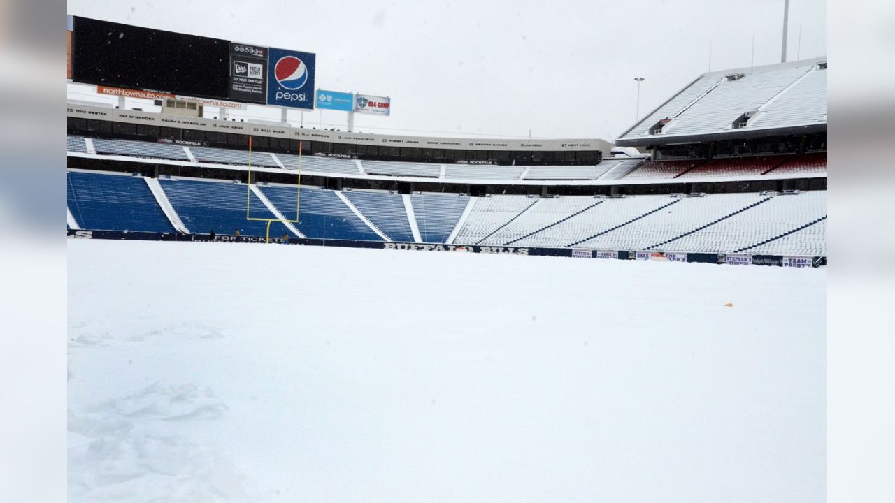 Buffalo Bills' snowball fight after practice, The Bills had a snowball  fight after practice ❄️☃️