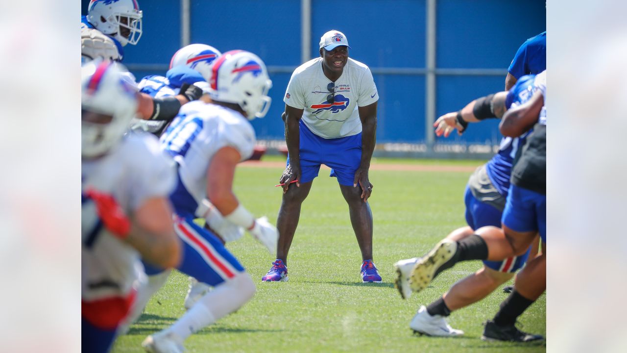 Bruce Smith attends Bills practice, gives thoughts on Greg